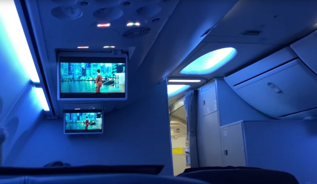 Safety Video on Singapore Airlines Boeing 737-800 Screens